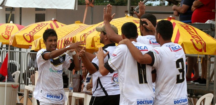 Jogadores do Rio Branco-ES comemoram goleada sobre o Vasco