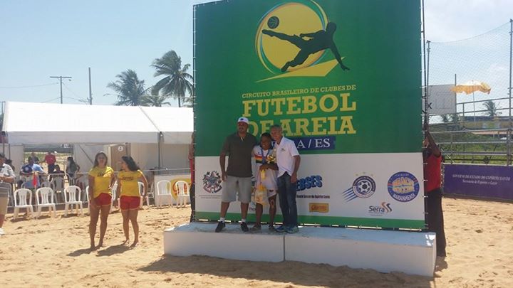 Presidente Jorge entregou o prêmio do jogador revelação do Circuito Brasileiro de Clubes de Beach Soccer