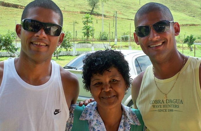 Mão e seu irmão Carlos Rodrigues confundem os fãs do goleiro e até a própria mãe