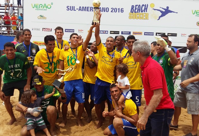 Campeões do Sul-Americano, brasileiros festejam na areia