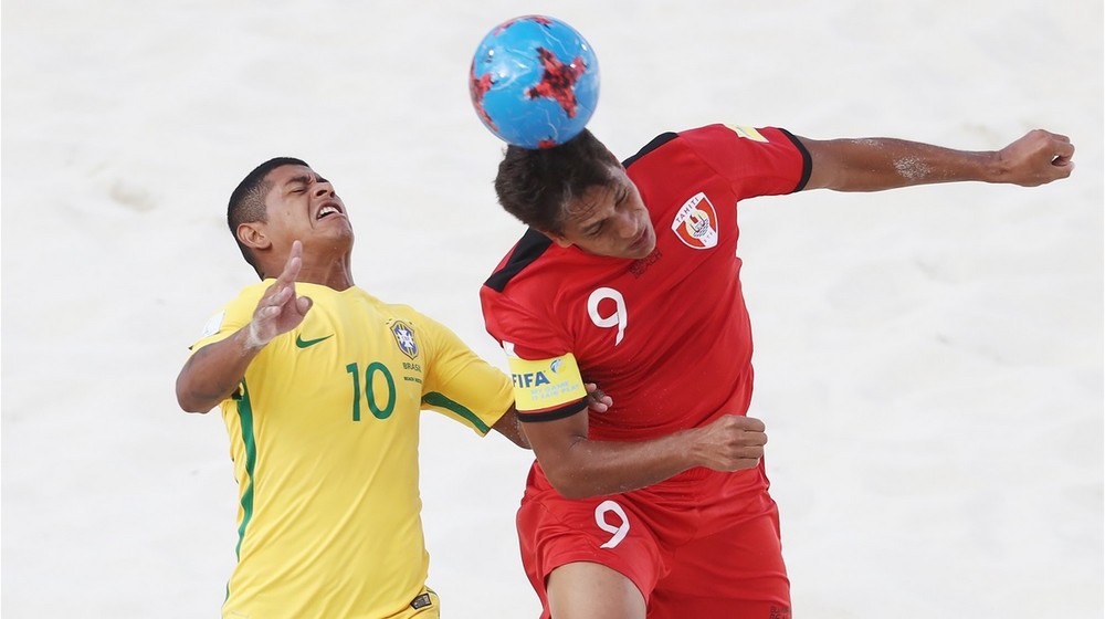 O brasileiro Datinha disputa bola com o taitiano Naea Bennett