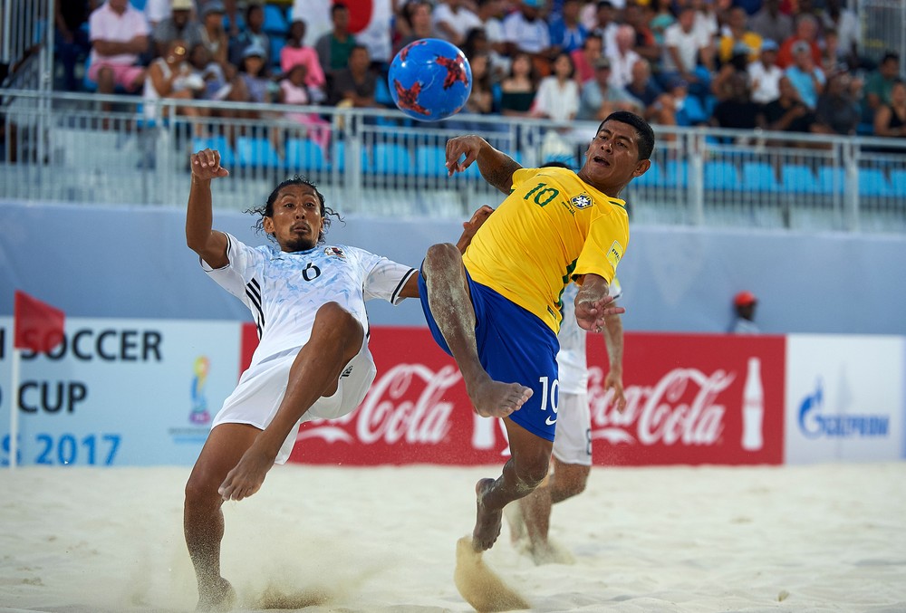 Datinha disputa a bola com um adversário: brasileiros golearam em Nassau