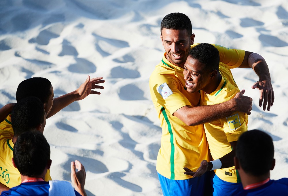 Bruno Xavier comemora com Bokinha o gol do atacante na vitória sobre a Azzurra