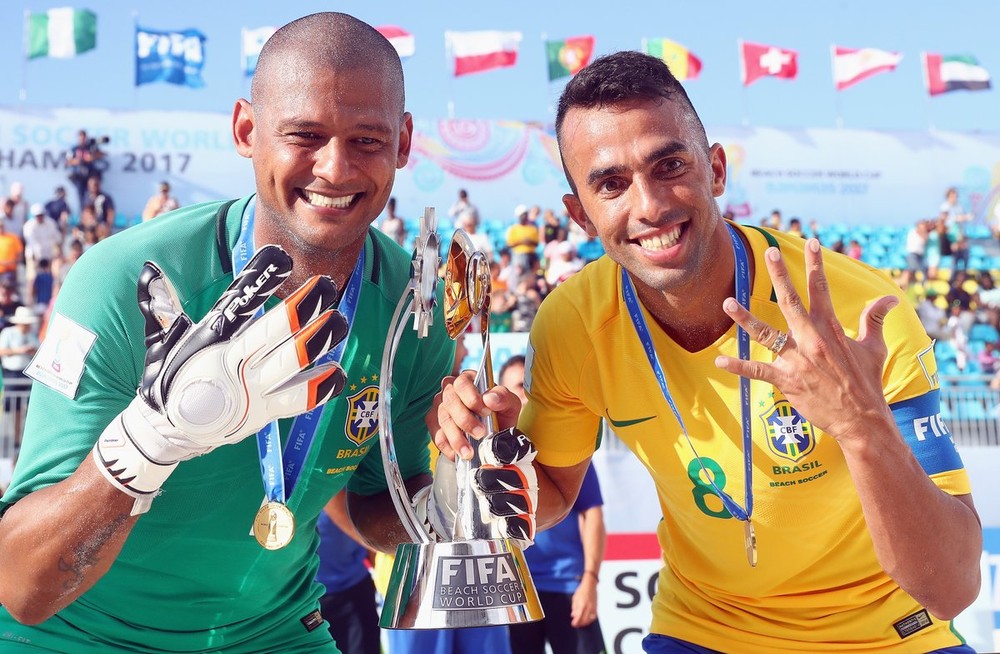 Mão e Bruno Xavier festejam o penta com a taça da Copa do Mundo de beach soccer