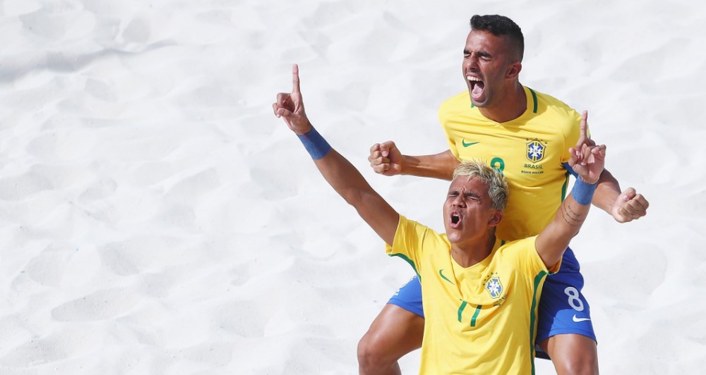 Mauricinho e Bruno Xavier comemoram gol do Brasil na final da Copa do Mundo de beach soccer