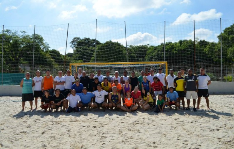 Aula prática do curso de técnico de Beach Soccer. Foto com todos os alunos reunidos