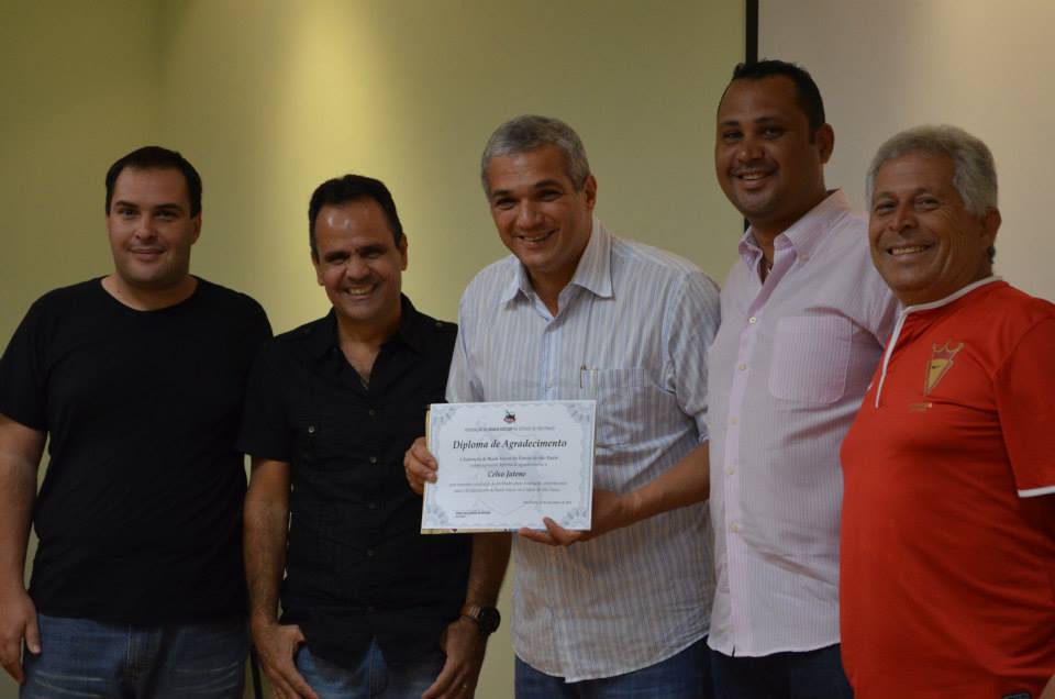 Celso Jatene (centro) recebe das mãos do Presidente Jorge o Diploma de Agradecimento